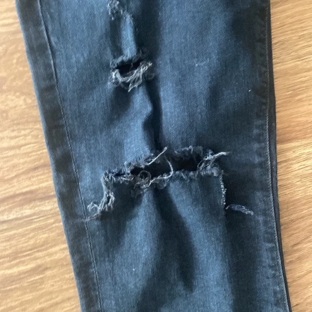 AGOLDE Dark skinny stretch distressed jeans size 26 mid rise. Busted knee